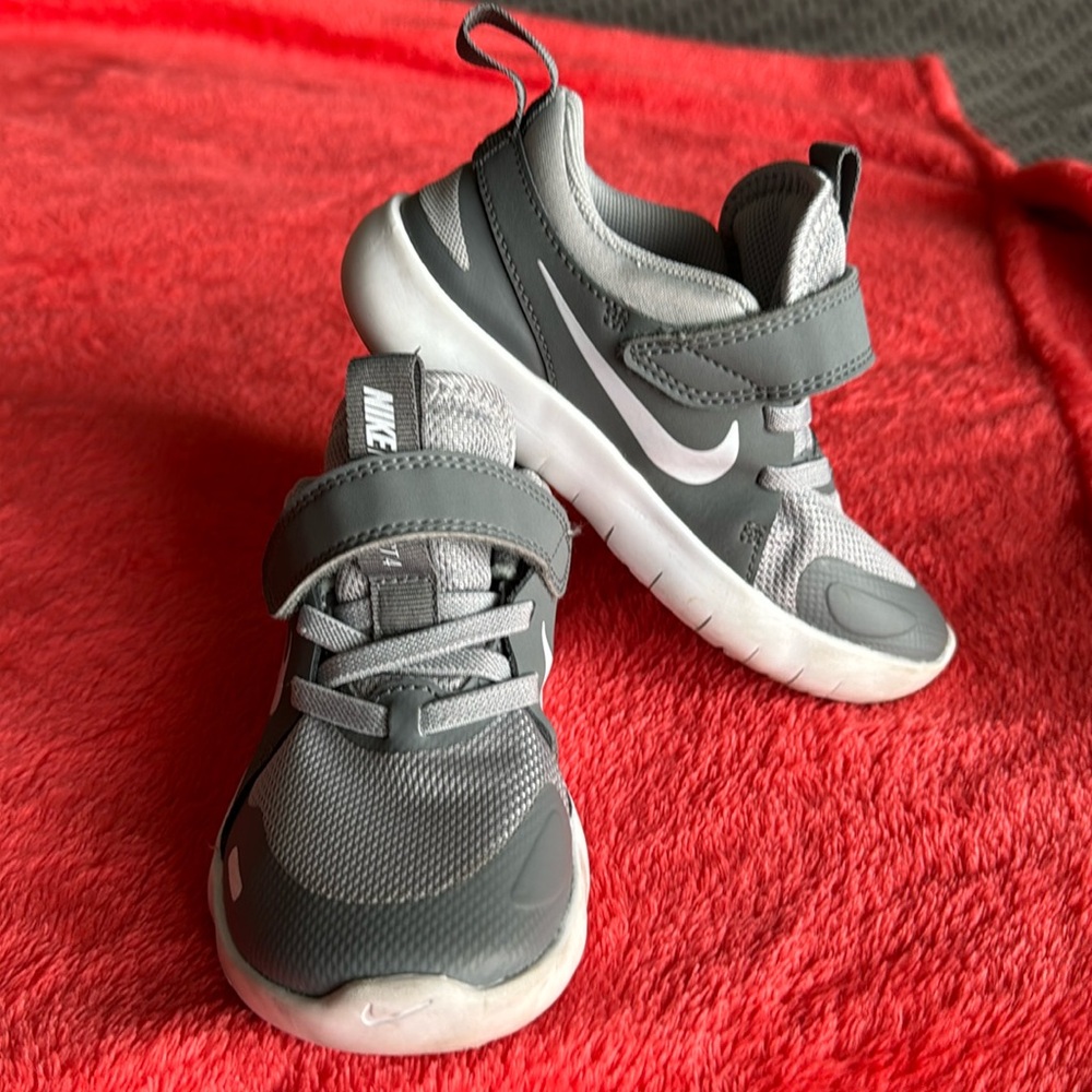 Nike Flexcontact 4, toddler size 10.5, gray/white, lightweight, great condition.